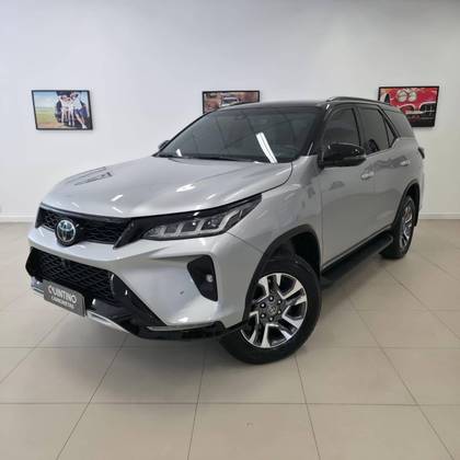 TOYOTA HILUX SW4 2.8 D-4D TURBO DIESEL DIAMOND 7L 4X4 AUTOMÁTICO